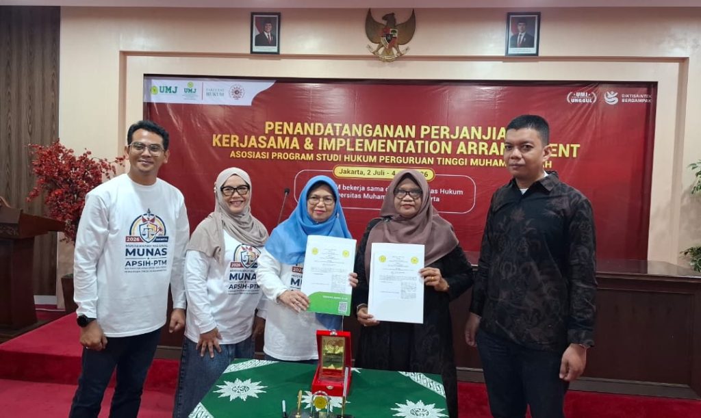 Dekan Fakultas Hukum Universitas Muhammadiyah Aceh (UNMUHA), Dr. Mainita, S.H., M.H.Kes., didampingi Wakil Dekan I, Trio Yusandy, S.H., M.Kn., menghadiri Musyawarah Nasional (Munas) III Asosiasi Program Studi Ilmu Hukum Perguruan Tinggi Muhammadiyah (APSIH-PTM) yang dirangkaikan dengan Seminar Nasional di Fakultas Hukum Universitas Muhammadiyah Jakarta (UMJ) pada 2–4 Juli 2026. Kegiatan ini menjadi forum strategis bagi pimpinan fakultas dan program studi ilmu hukum di lingkungan Perguruan Tinggi Muhammadiyah untuk memperkuat tata kelola organisasi, memperluas jejaring akademik, serta meningkatkan mutu pendidikan tinggi hukum di Indonesia. Pembukaan Munas III APSIH-PTM dilaksanakan pada Jumat, 3 Juli 2026, dan dihadiri oleh pimpinan perguruan tinggi, dekan, serta ketua program studi ilmu hukum dari berbagai Perguruan Tinggi Muhammadiyah di seluruh Indonesia. Acara dibuka secara resmi oleh Rektor Universitas Muhammadiyah Jakarta, Prof. Dr. Ma'mun Murod, M.Si., setelah diawali dengan sambutan dari Dekan Fakultas Hukum UMJ, Ketua Dewan Pembina APSIH-PTM, dan Ketua APSIH-PTM. Dalam rangkaian Seminar Nasional, para peserta memperoleh pembaruan informasi mengenai arah kebijakan penjaminan mutu pendidikan tinggi berdasarkan Permendiktisaintek Nomor 39 Tahun 2025 yang disampaikan oleh Prof. Dr. Johni Najwan, S.H., M.H., anggota Dewan Eksekutif BAN-PT. Selanjutnya, Prof. Dr. Tria Astika, M.Kes., memaparkan strategi penguatan Sistem Penjaminan Mutu Internal (SPMI) serta implementasi Instrumen Akreditasi Program Studi (IAPS) 5.1 sebagai upaya mewujudkan program studi yang unggul, adaptif, dan berdaya saing. Selain mengikuti seminar nasional, peserta Munas III APSIH-PTM juga melaksanakan sidang organisasi yang membahas laporan pertanggungjawaban kepengurusan periode 2022–2026, pemilihan Ketua APSIH-PTM beserta Dewan Pembina, serta pembentukan kepengurusan baru periode 2026–2028. Kegiatan kemudian dilanjutkan dengan Rapat Kerja Nasional (Rakernas) yang membahas penyempurnaan Anggaran Dasar dan Anggaran Rumah Tangga (AD/ART) organisasi serta penyusunan program kerja strategis untuk dua tahun mendatang. Pada kesempatan tersebut, Fakultas Hukum Universitas Muhammadiyah Aceh juga melaksanakan penandatanganan Memorandum of Agreement (MoA) dengan Fakultas Hukum Universitas Muhammadiyah Jakarta sebagai bentuk penguatan kerja sama antar Perguruan Tinggi Muhammadiyah. Kesepakatan ini menjadi langkah nyata dalam memperluas kolaborasi di bidang pendidikan, penelitian, pengabdian kepada masyarakat, pengembangan sumber daya manusia, pertukaran dosen dan mahasiswa, serta pelaksanaan berbagai program akademik yang inovatif dan berkelanjutan. Keikutsertaan Dekan Fakultas Hukum Universitas Muhammadiyah Aceh dalam Munas III APSIH-PTM sekaligus penandatanganan MoA tersebut merupakan wujud komitmen Fakultas Hukum UNMUHA untuk terus meningkatkan kualitas tata kelola kelembagaan, memperkuat jejaring akademik nasional, mengikuti perkembangan kebijakan pendidikan tinggi, serta berperan aktif dalam pengembangan pendidikan hukum di lingkungan Perguruan Tinggi Muhammadiyah. Melalui keikutsertaan dalam Munas III APSIH-PTM dan terjalinnya kerja sama dengan Fakultas Hukum Universitas Muhammadiyah Jakarta, diharapkan sinergi antar kedua institusi semakin kuat dalam menghasilkan berbagai program kolaboratif yang berdampak nyata terhadap peningkatan kualitas pendidikan, penelitian, pengabdian kepada masyarakat, pengembangan sumber daya manusia, serta pencapaian akreditasi dan reputasi kelembagaan yang semakin unggul di tingkat nasional maupun internasional.